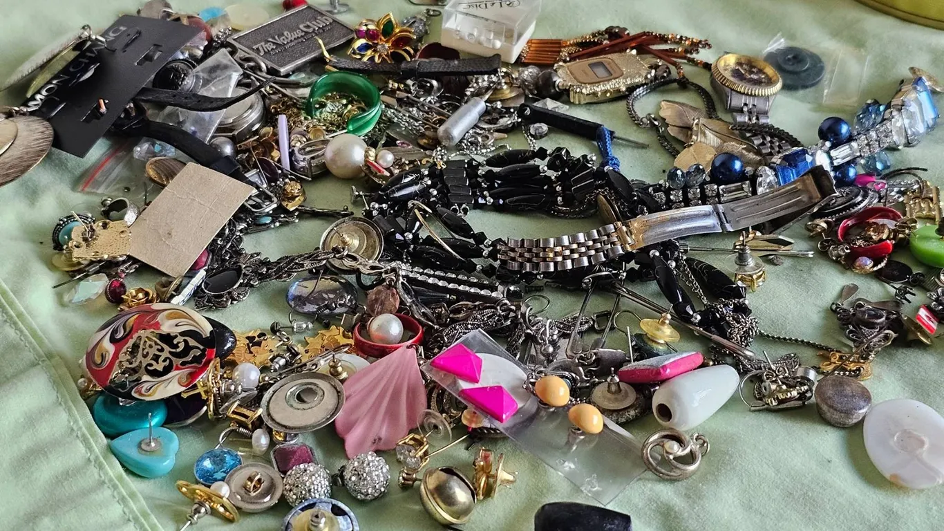 Costume Jewellery, Watches and Assorted Accessories