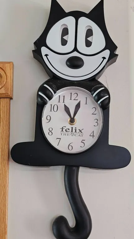 Felix the Cat Wall Clock with Moving Tail