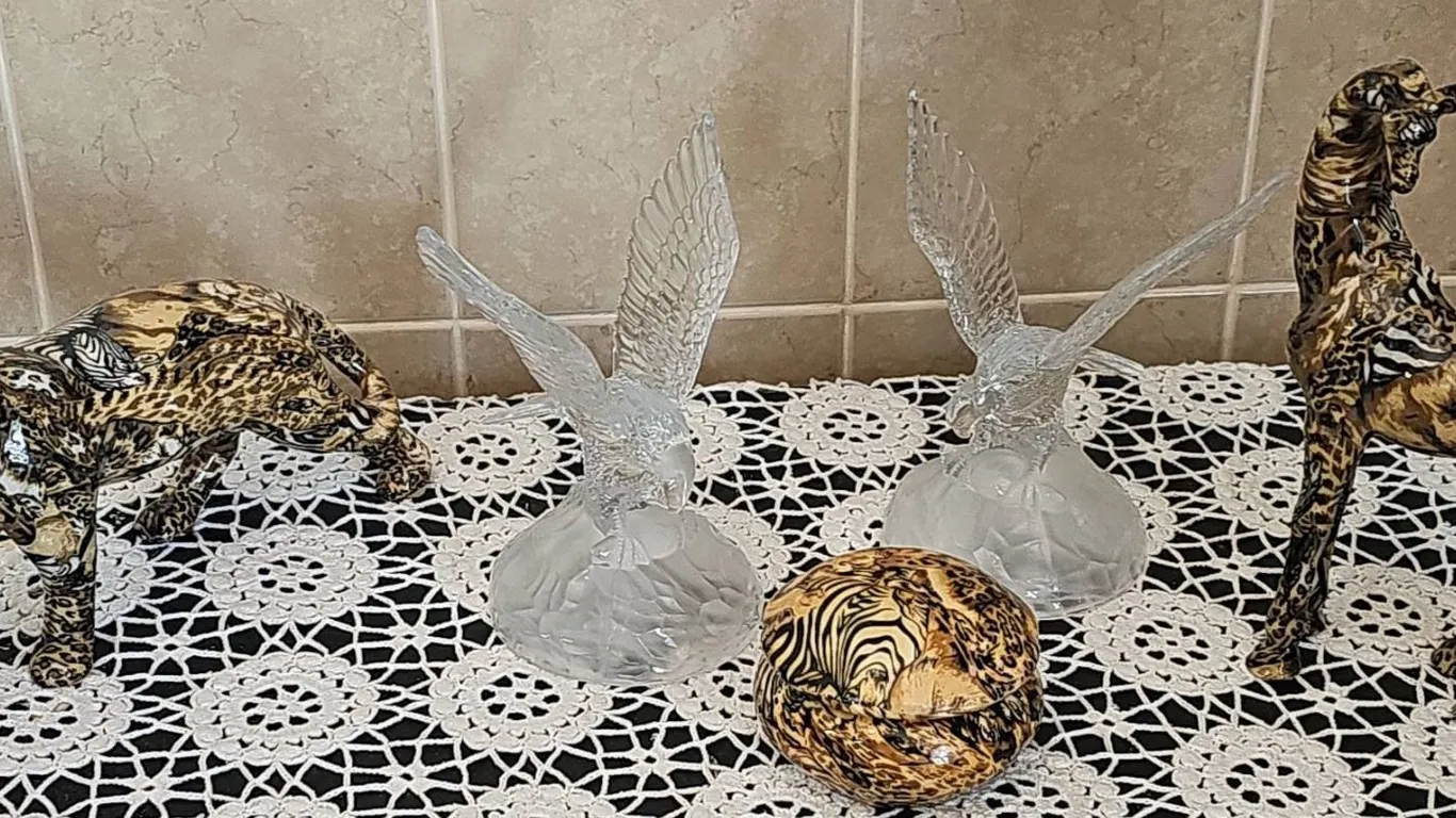 Lot: 2 Glass Eagle Figurines and 3 Animal Print Decor Items