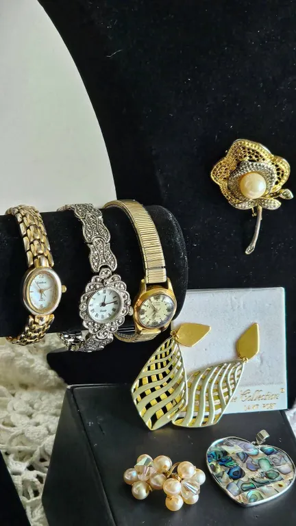 Jewelry Lot: Ladies' Watches, Brooches, Earrings, Pendant