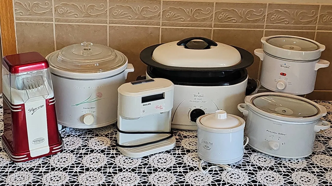 Small Kitchen Appliance Lot With Crock-Pots Roaster Popcorn Maker