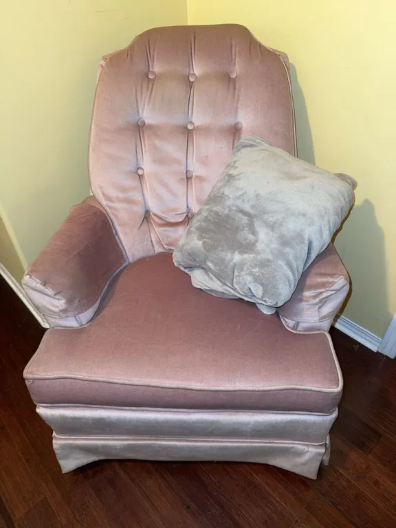 Upholstered Tufted Armchair With Throw Blanket