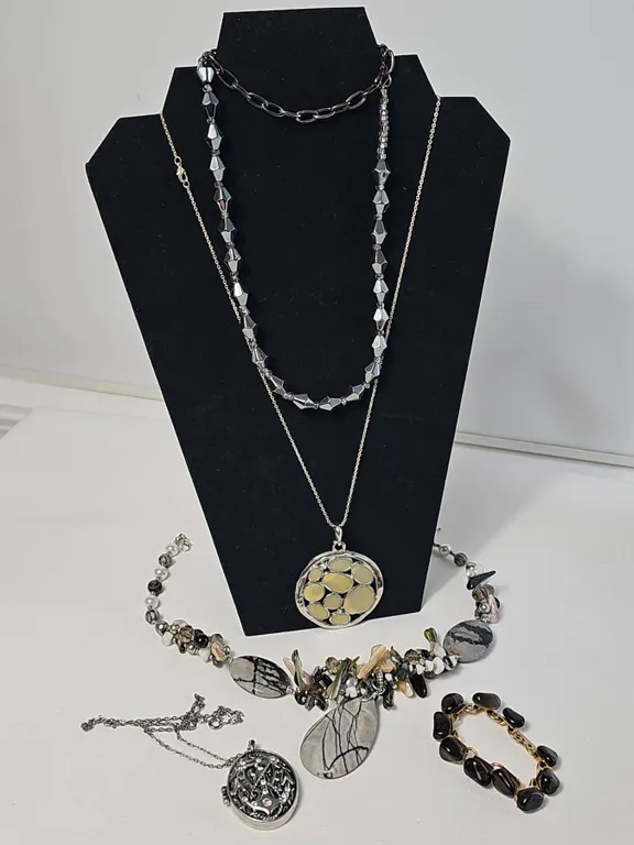 Costume Necklace and Bracelet Jewellery Lot