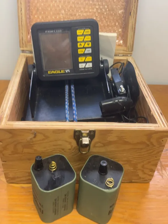 Eagle Fish I.D. II Fishfinder With Case, Manual and 6V Batteries
