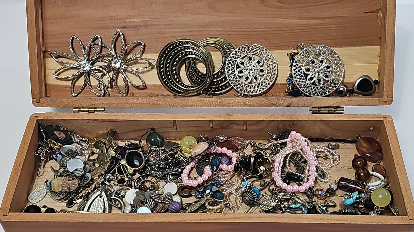 Costume Jewellery Earrings lot in Wooden Box