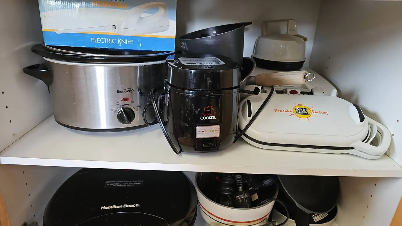 Small Kitchen Appliances and Cookware Lot