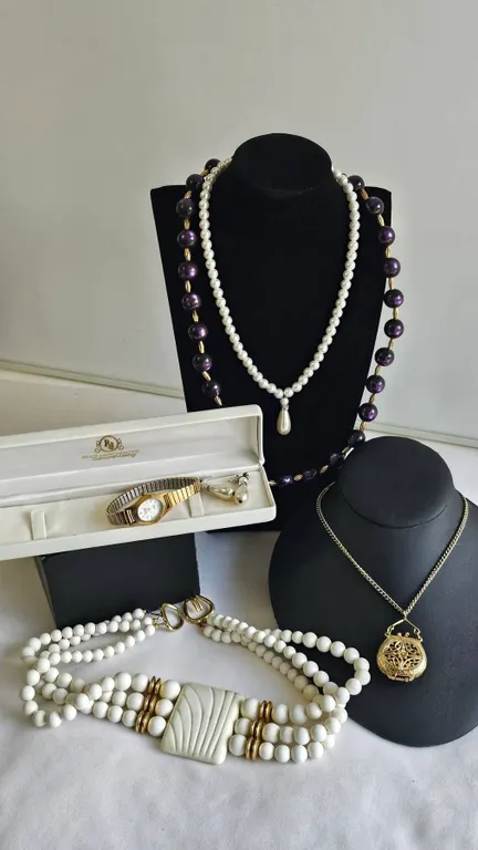Jewellery Including Richelieu Pearls, Watches, and Pendant