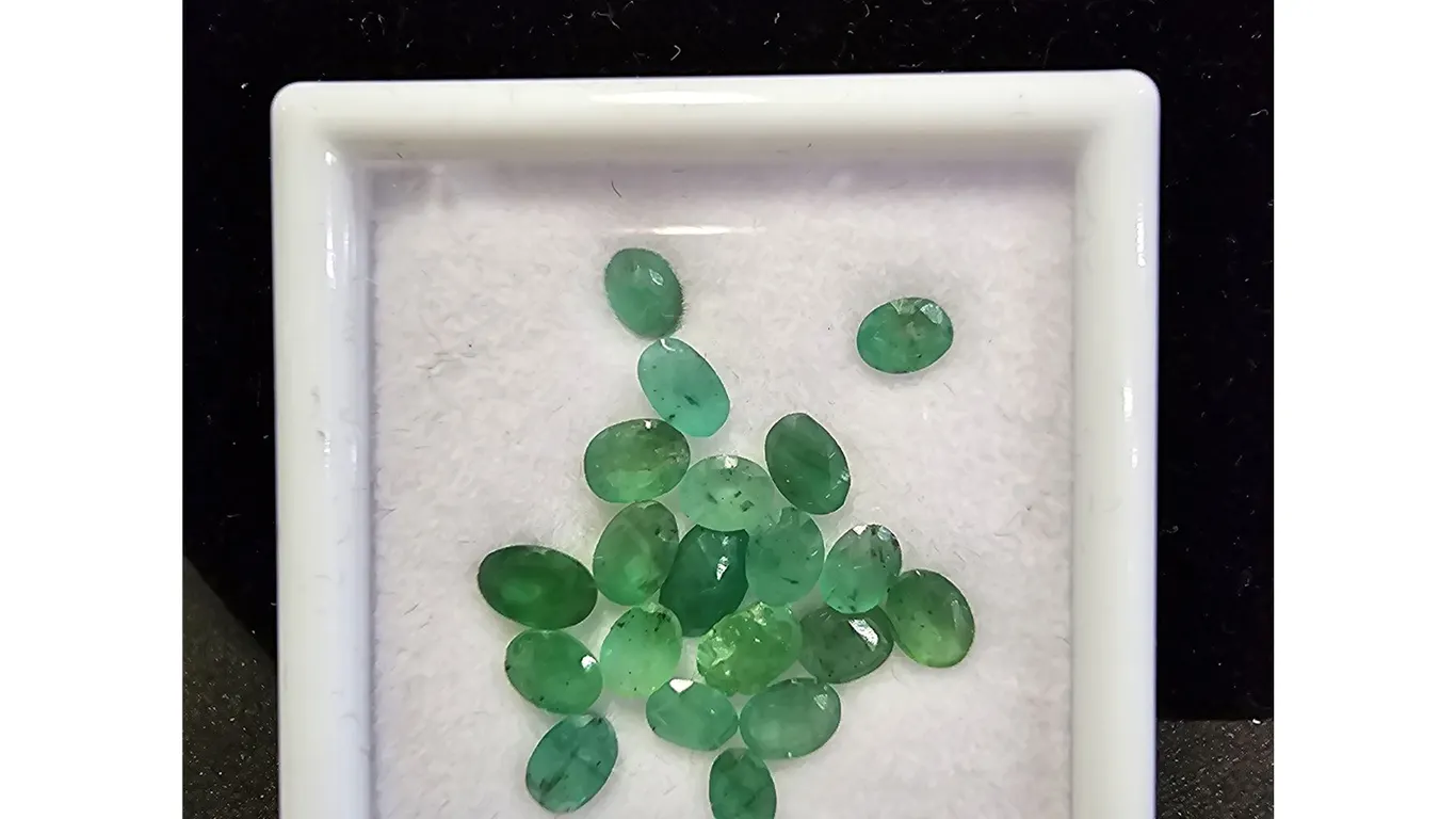 *NEW* PARCEL OF 20 OVAL CUT 5.7CTW UNTREATED NATURAL EMERALDS