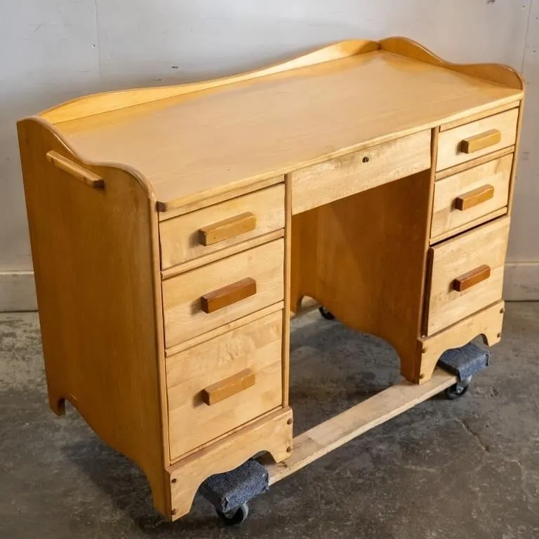 VILAS SOLID MAPLE KNEEHOLE WRITING DESK W/GALLERY