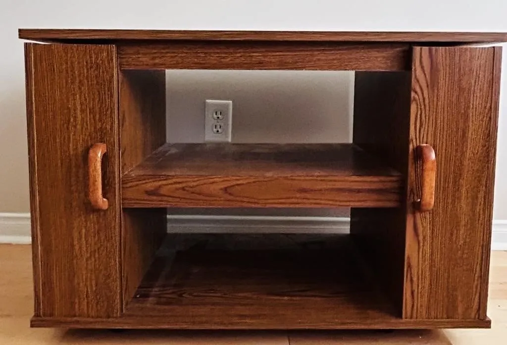 OAK FINISH TV ENTERTAINMENT STAND W/MEDIA RACK