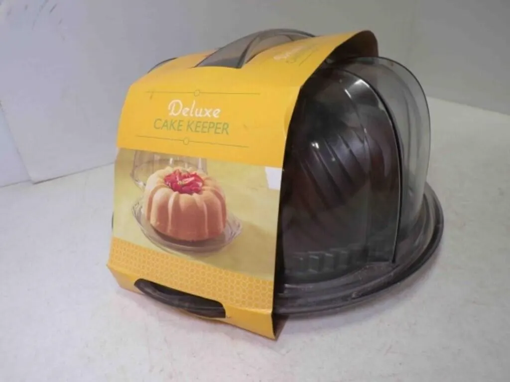 NEW Nordic Ware Bundt Pan & Cake Keeper