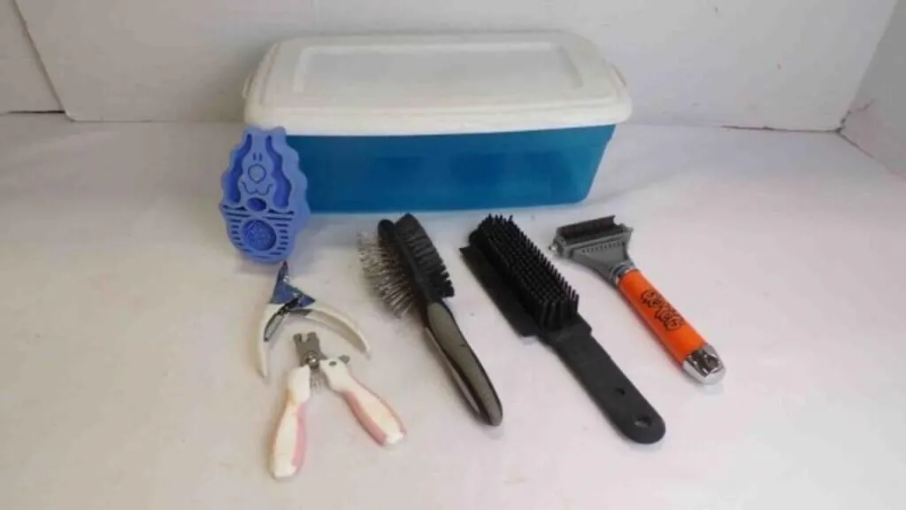 Pet Grooming Tools & Sterlite 6qt. Container w/Lid