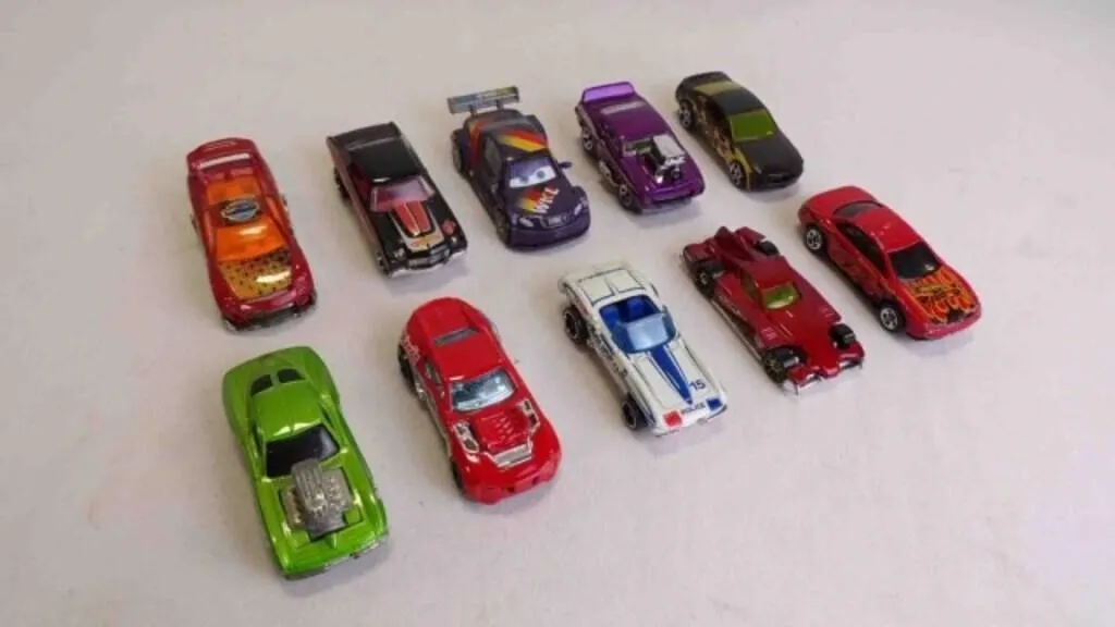10 Matchbox, Maisto & Hot Wheels Die-Cast Cars