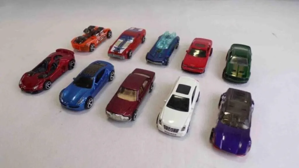 10 Matchbox, Maisto & Hot Wheels Die-Cast Cars