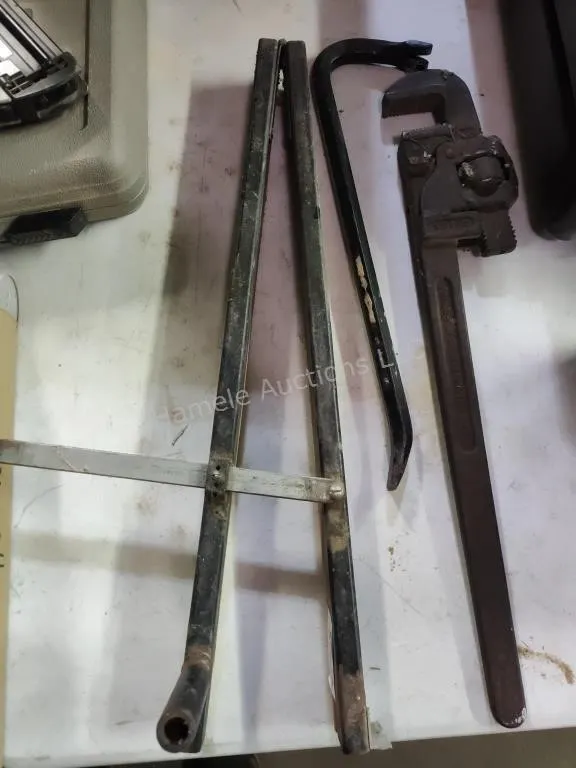 Pipe wrench, crowbar and guide