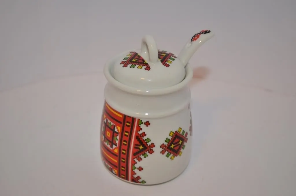 White porcelain lidded sugar bowl features a