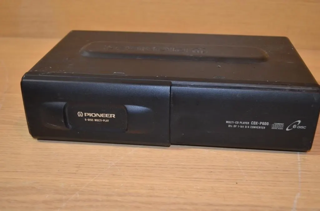 Pioneer CDX-P600 6-disc multi-CD auto changer