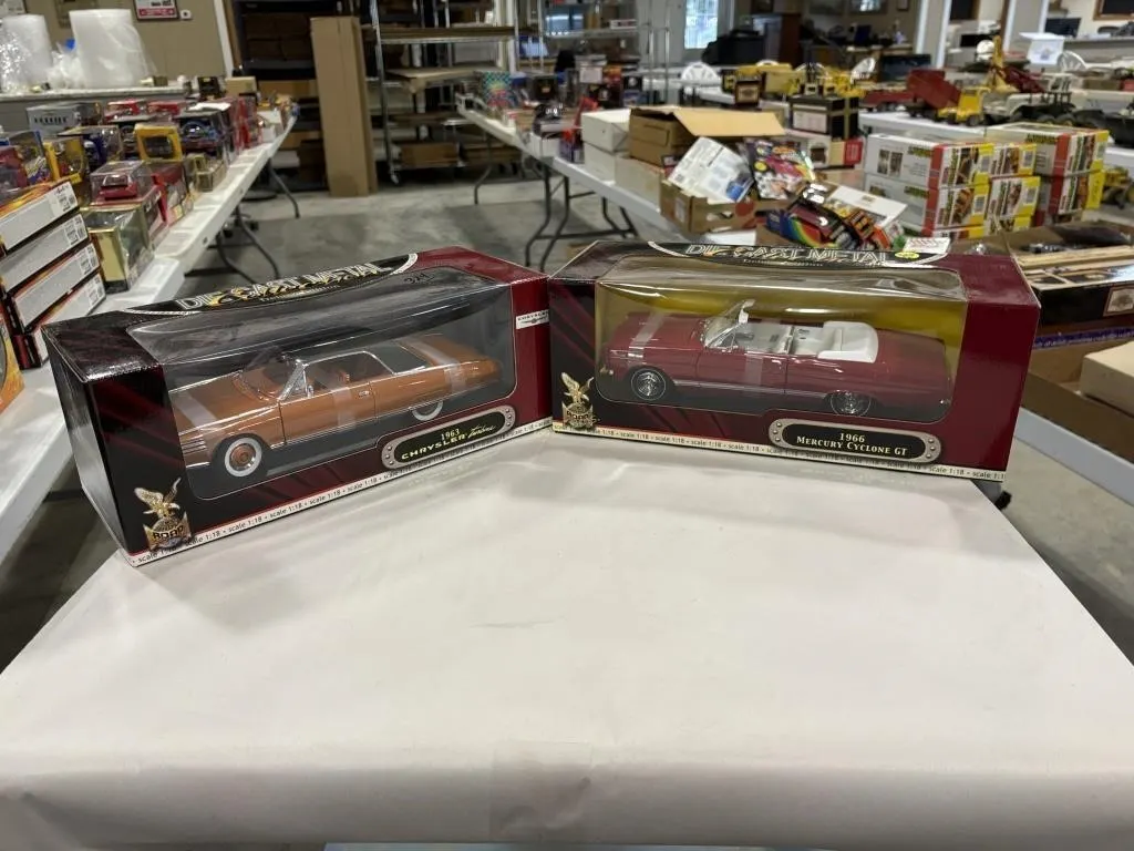 (2) Road Signature Mercury/Chrysler Die-Cast Cars