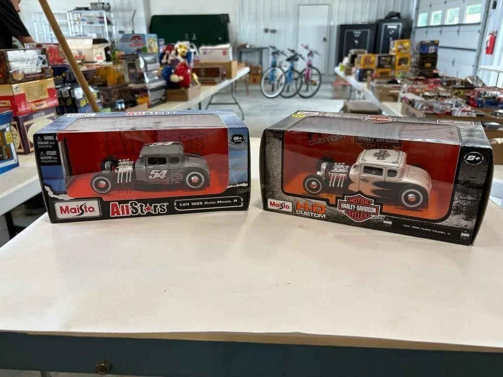 (2) Maisto Ford Model A Cars