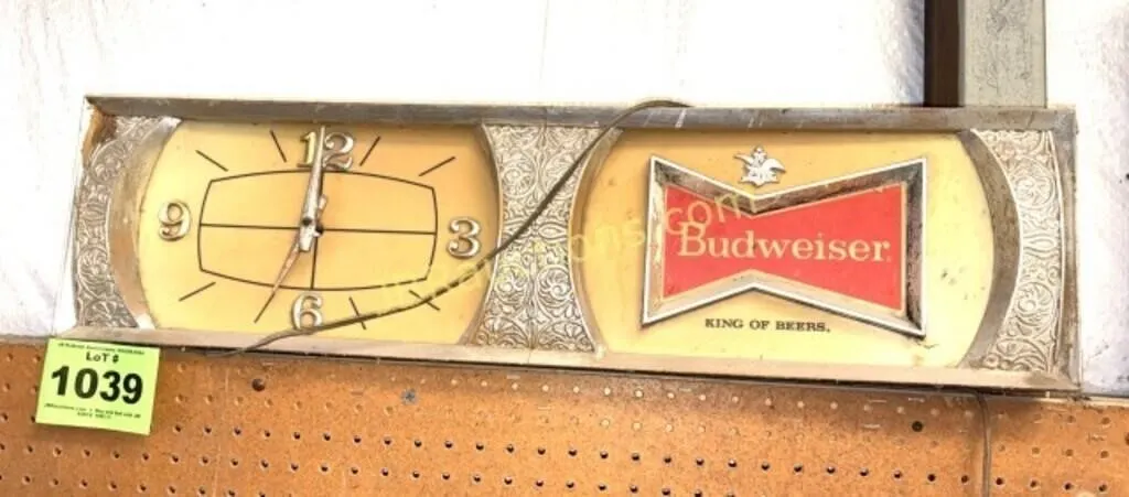 VINTAGE BUDWEISER CLOCK, LIGHTS UP, CLOCK DOEST WK