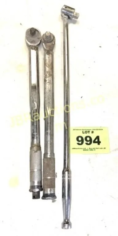 TORQUE WRENCHES AND SOCKET BAR