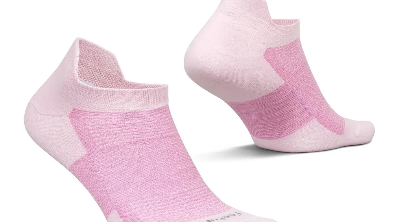 Feetures Ultra Light Ankle Sock Strawberry Milk L
