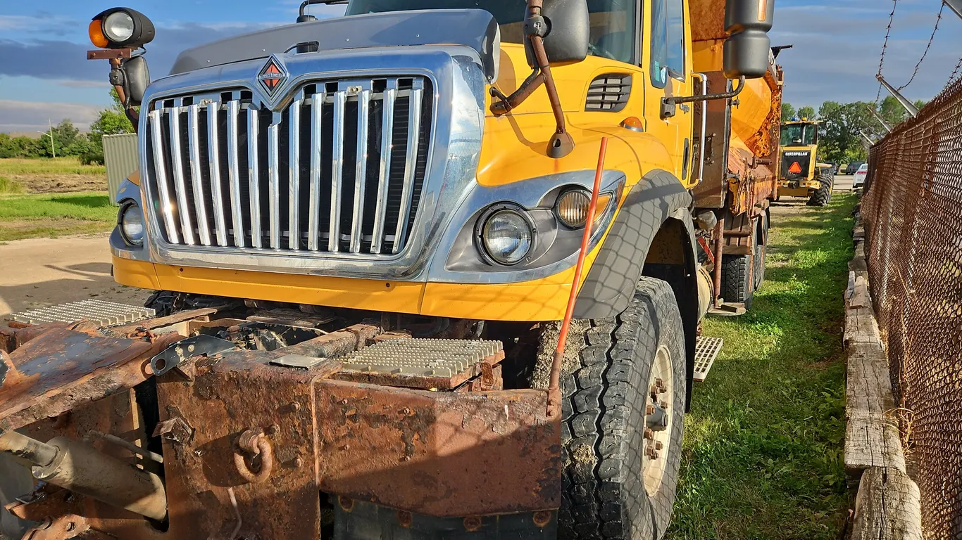 Non-Operable 2010 International WorkStar 7600 T/A Sanding Truck