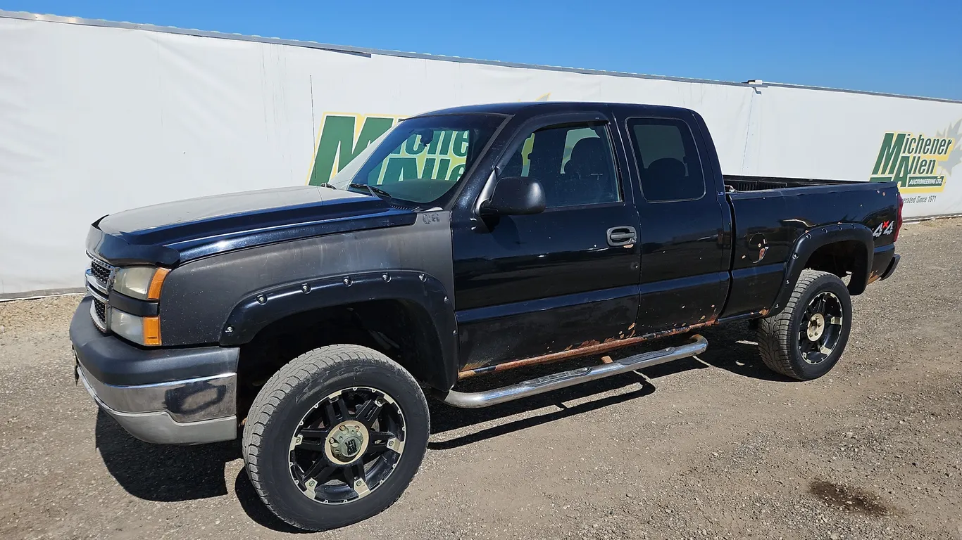 2006 Chevrolet Silverado 1500 LS 4dr Extended Cab 4WD 6.5 ft. SB