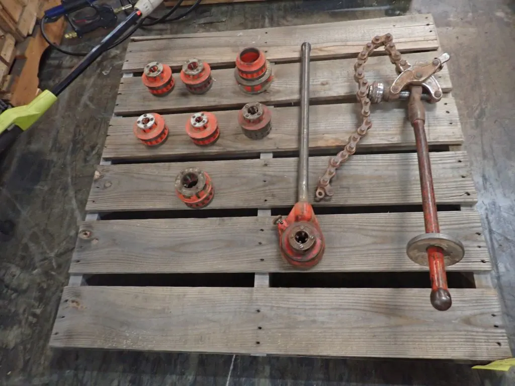 Pipe Threading Kit with Dies