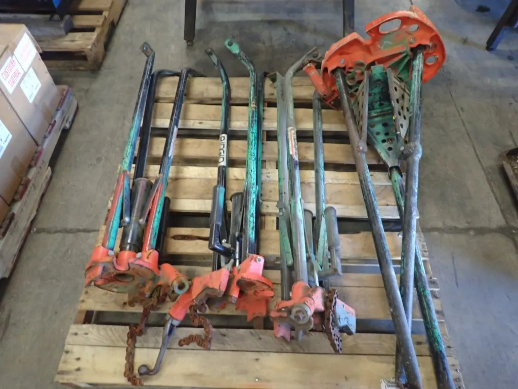 Lot of (3) RIDGID 450 Portable Chain Pipe Vises with Stand