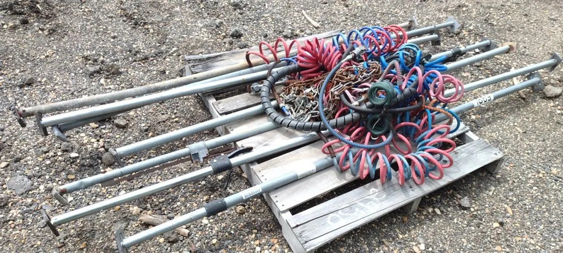 LOT OF AIR LINES AND LOAD SAFETY POLES