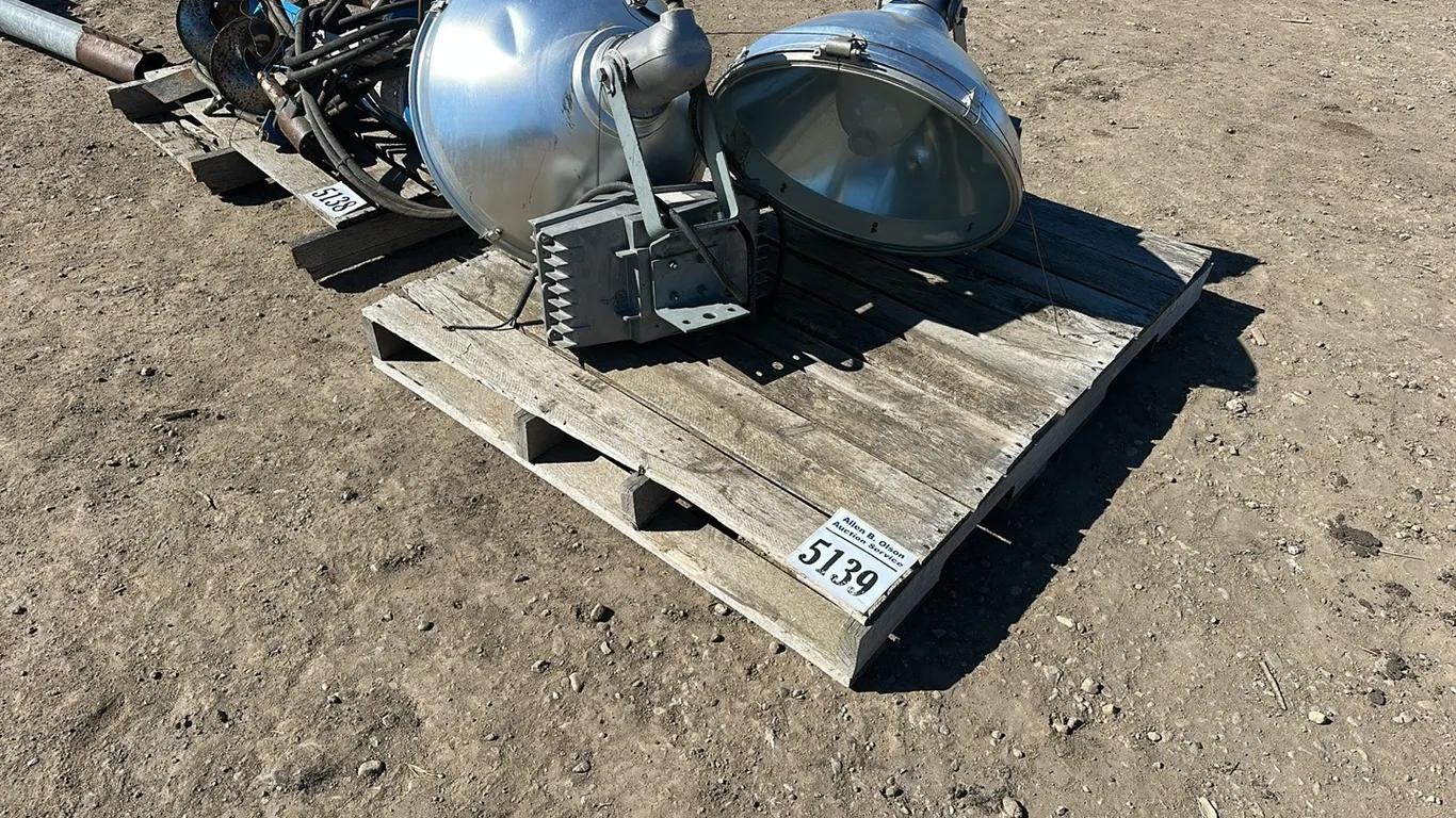 2 - 23" YARD/BUILDING LIGHT