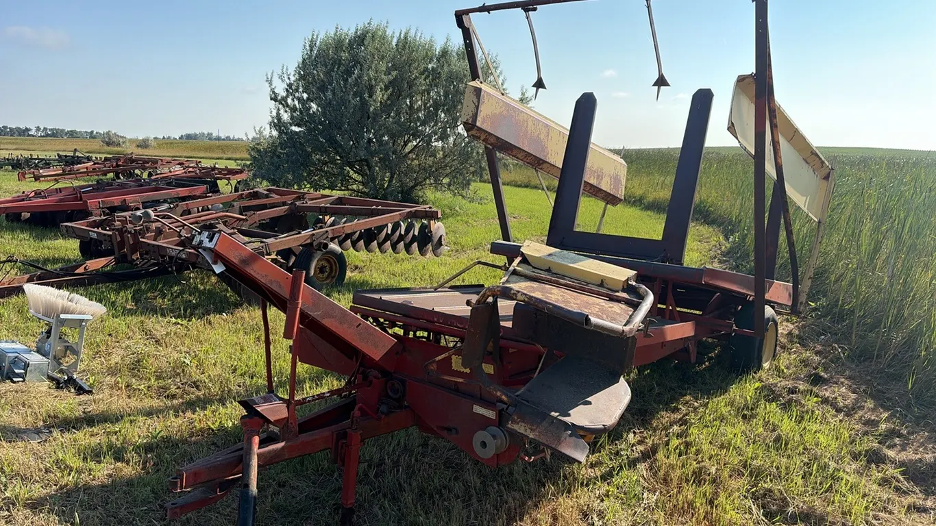 ID 0832 1000 New Hollansd Stacker