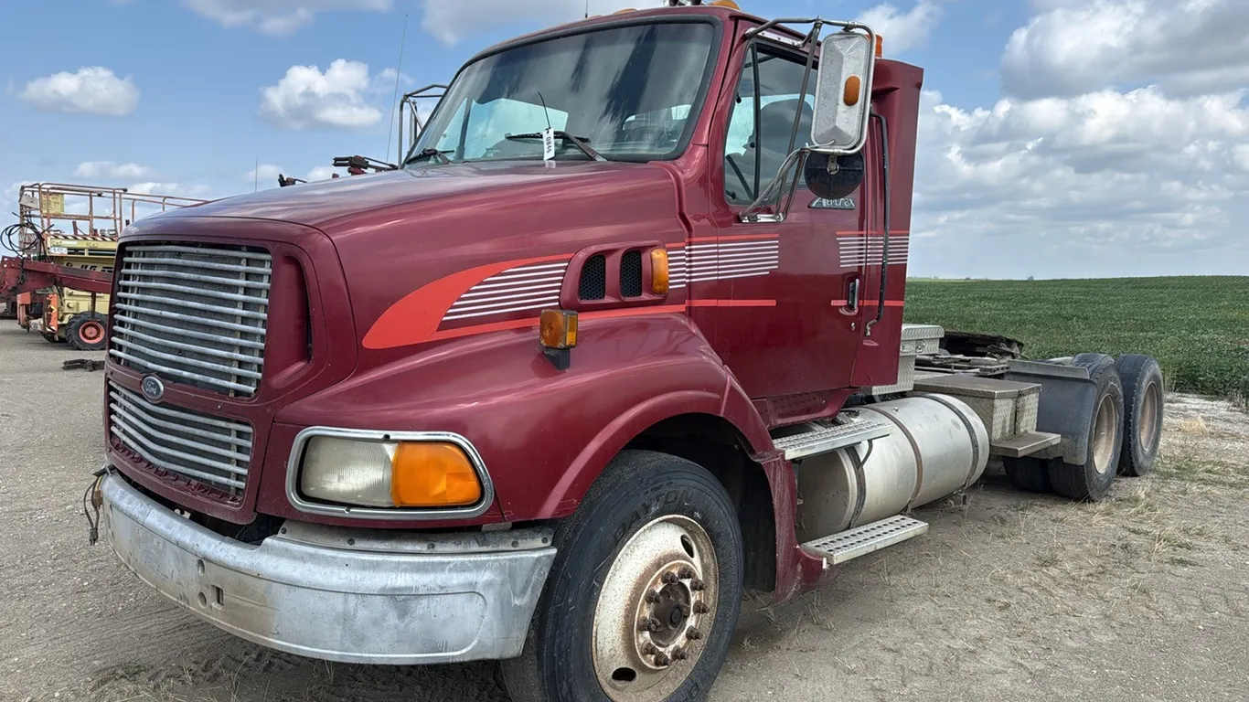 ID 0846 1998 Ford Aeromax Semi