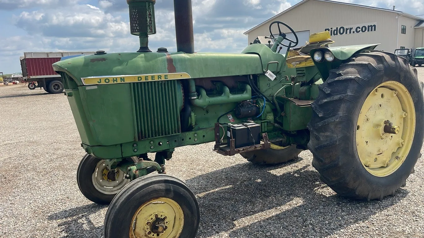 ID 0961 John Deere 4010 Tractor