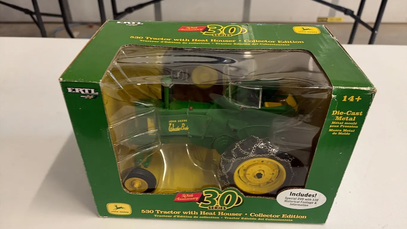 ID 5521 JD 530 Tractor w/Heat Houser 1/16- Toy