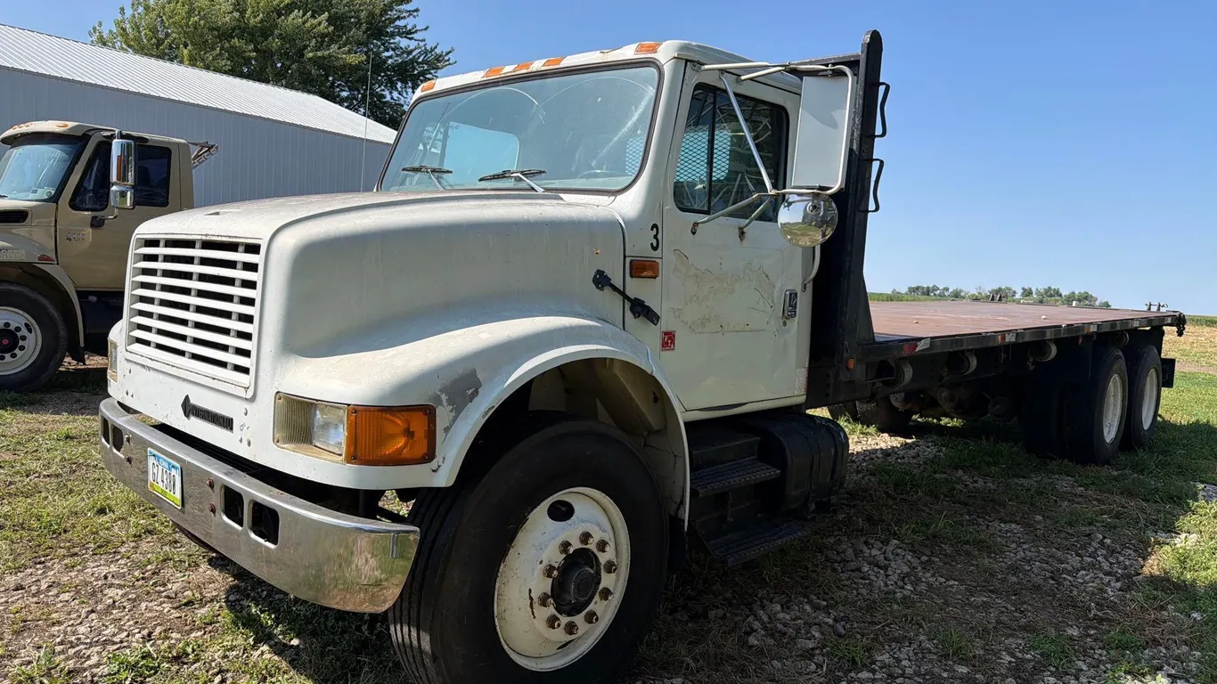1994 International 4900 Semi Flatbed Truck
