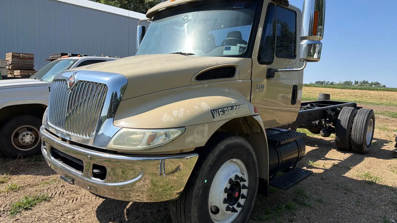 2002 International 4400 Semi Tractor