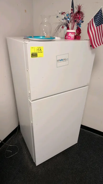 Hotpoint HTR16BBSARWW top-freezer refrigerator. Features white finish, wire interior shelving, door storage bins, and dual lower crisper drawers. S/N: