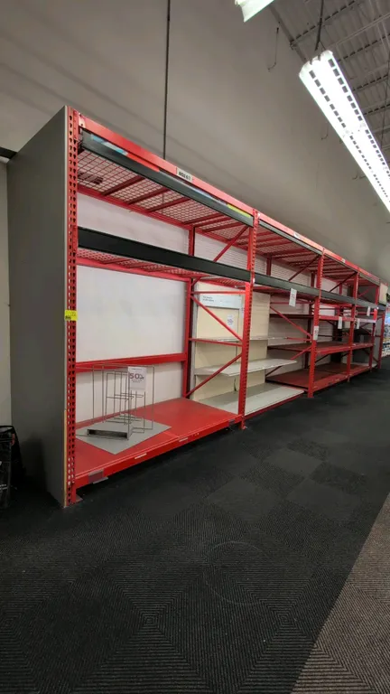 36'L of Madix teardrop pallet racking comprised of (4) 8' sections and (1) 4' section. Features 3" crossbars, wire decking, overhead lighting, and rol