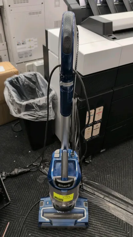 Shark ZU701 31 Lift-Away upright vacuum cleaner. Features detachable canister, bagless dust cup, suction control, and flexible hose. S/N: A05U3106Z8H1