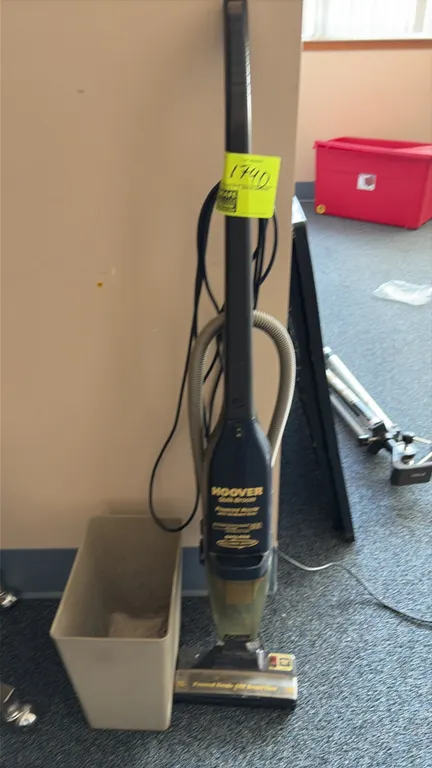 Hoover quick broom vacuum with trashcan