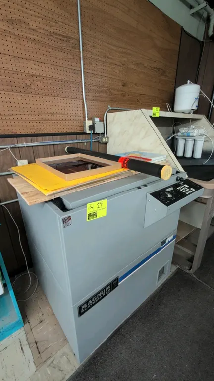 Amergraph Magnum 283 SE commercial exposure unit platemaker. Features LIS-10 light integrator, 3 kW exposure system, and vacuum gauge with regulator.