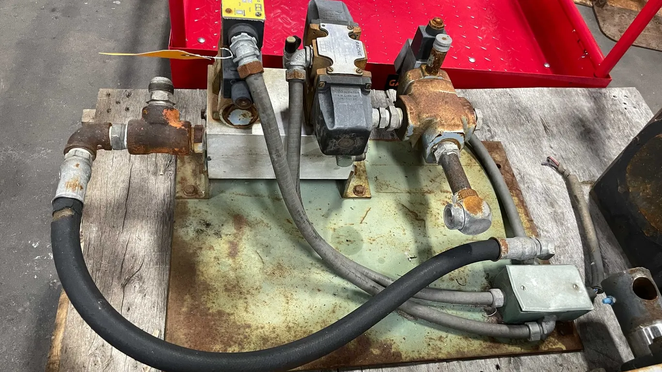 Hydraulic Valve Assembly (Wall F)