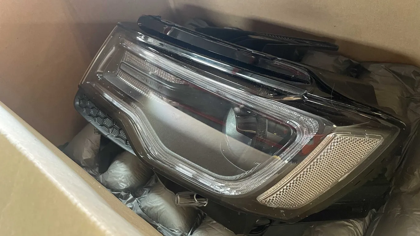 Jeep Grand Cherokee Headlights (E)