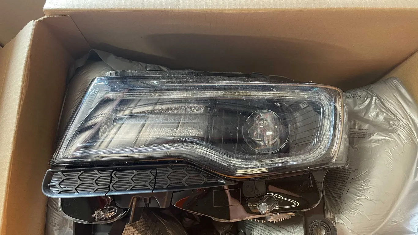 Jeep Grand Cherokee Headlights (E)