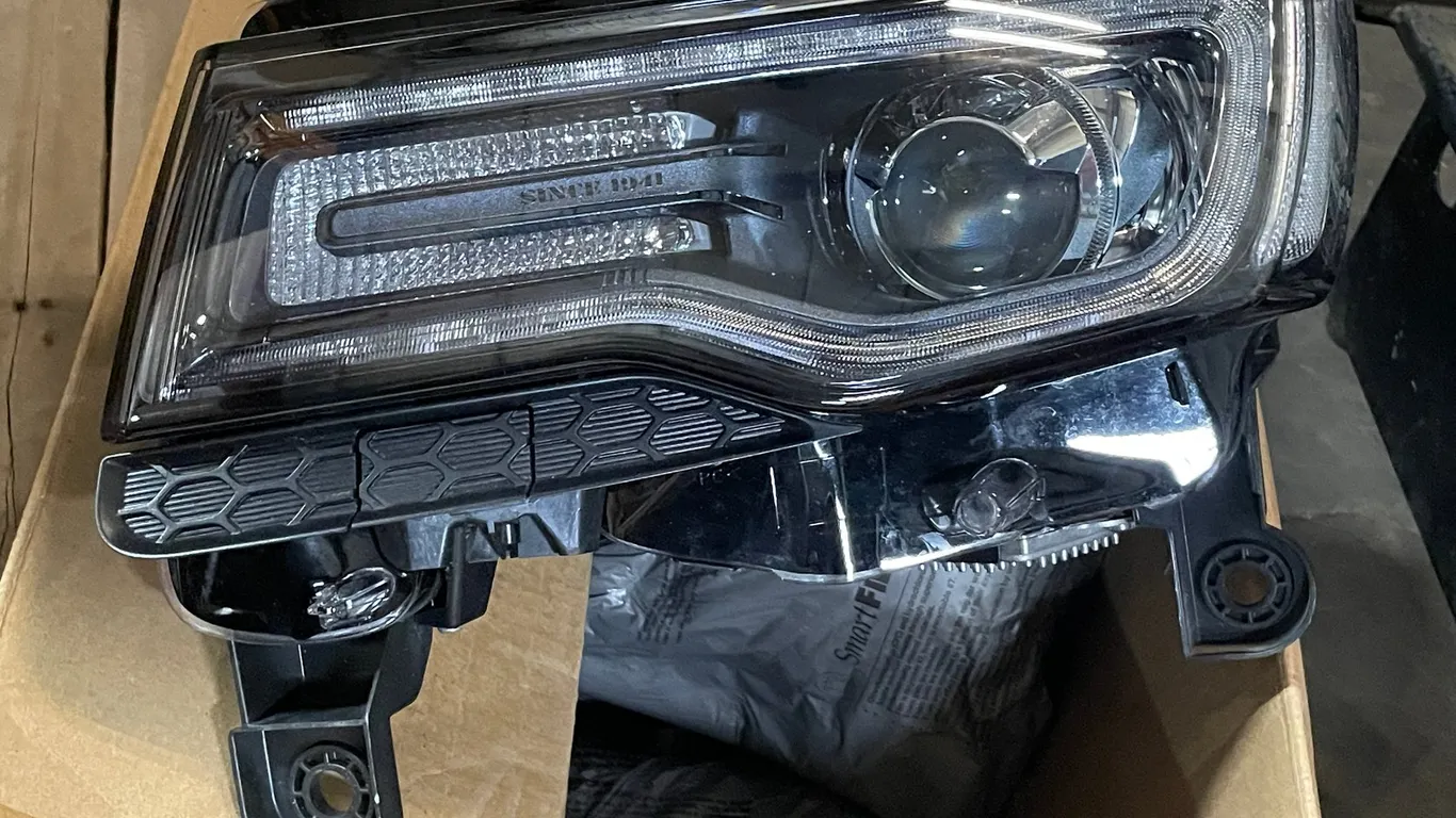 Jeep Grand Cherokee Headlight (E)