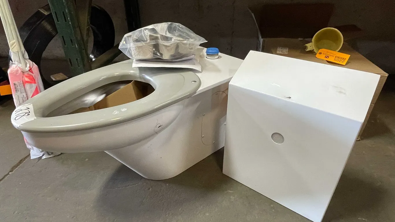 Acorn Toilet (PR17)