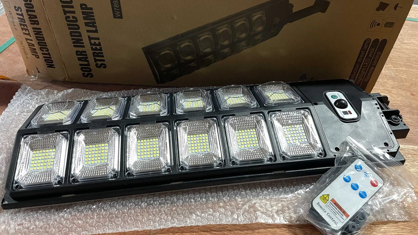 Large Solar Powered Street Lamp (CW)