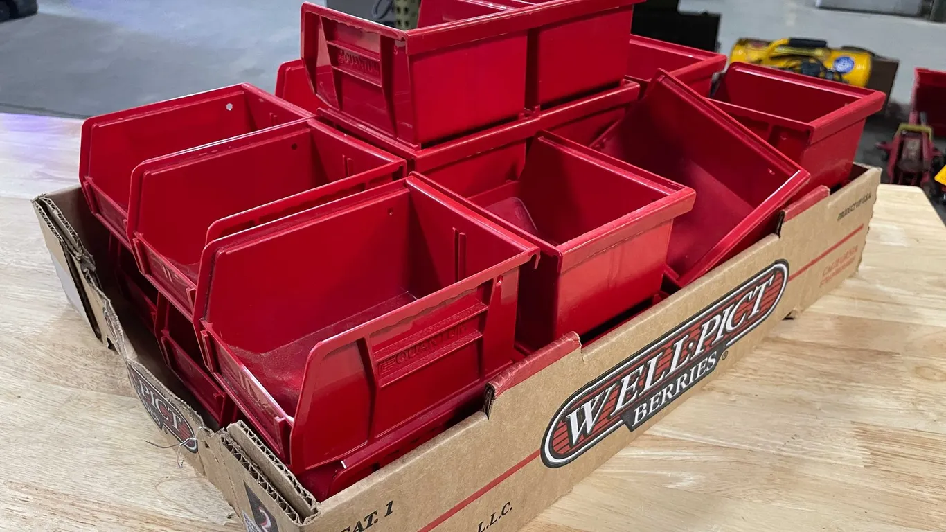Quantum Hang And Stack Plastic Parts Bins (PR8)